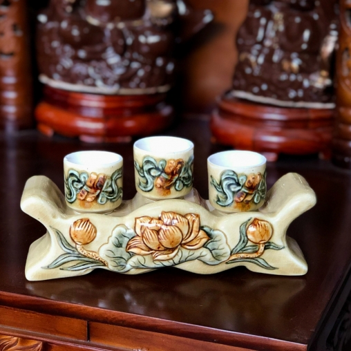 Kỷ 3 ngai men rạn bóng vàng đắp nổi