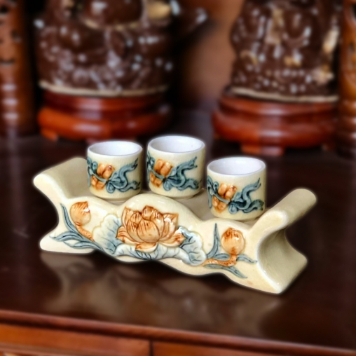 Kỷ 3 ngai đựng chén đắp nổi men sứ Trắng Tràm Kỷ 3 ngai đựng chén đắp nổi men sứ Trắng Tràm